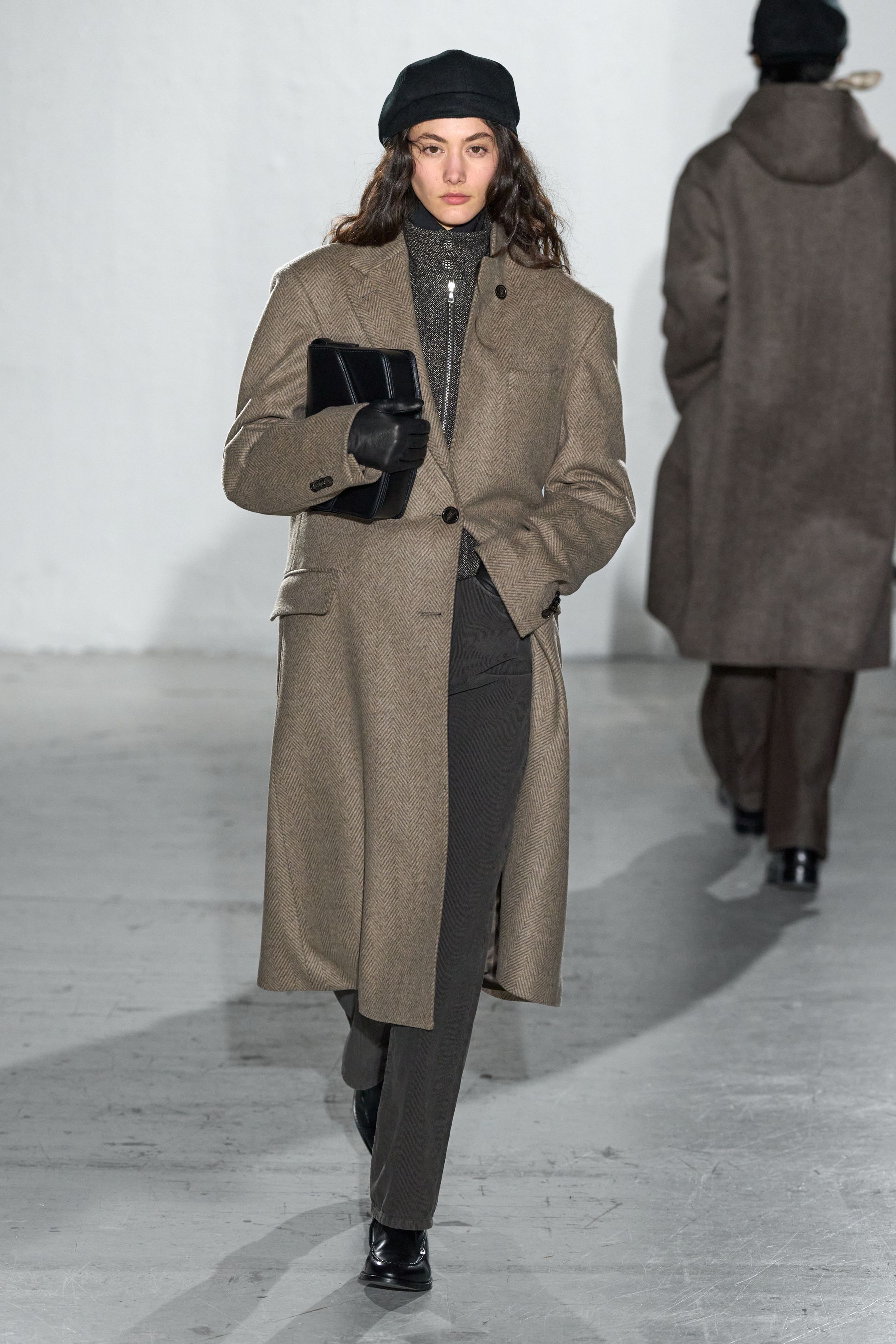 Officine Générale 2026秋冬回归品牌最核心的“日常优雅”。中性色调、柔软廓形与精确比例构成低调而成熟的男装体系，服装不强调瞬时视觉冲击，而强调穿着后的长期状态。整体呈现一种安静、自信且无需证明的男性形象，体现巴黎式理性与生活感的平衡，是典型的“静奢”男装范本-顽石频道趋势研究